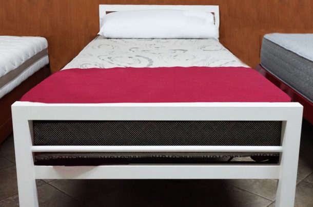 Camas, colchones, somieres, ropa de cama.